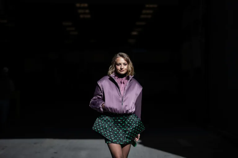 Rynek fast fashion wartość do 2032 roku. Modelka w nowoczesnej stylizacji prezentująca odważne połączenie kolorów i fasonów – charakterystyczne dla fast fashion. Szybkie reagowanie na trendy i krótkie cykle produkcji są kluczowe dla wzrostu branży modowej. Zdjęcie oddaje dynamikę i kreatywność, które napędzają globalny rynek fast fashion.