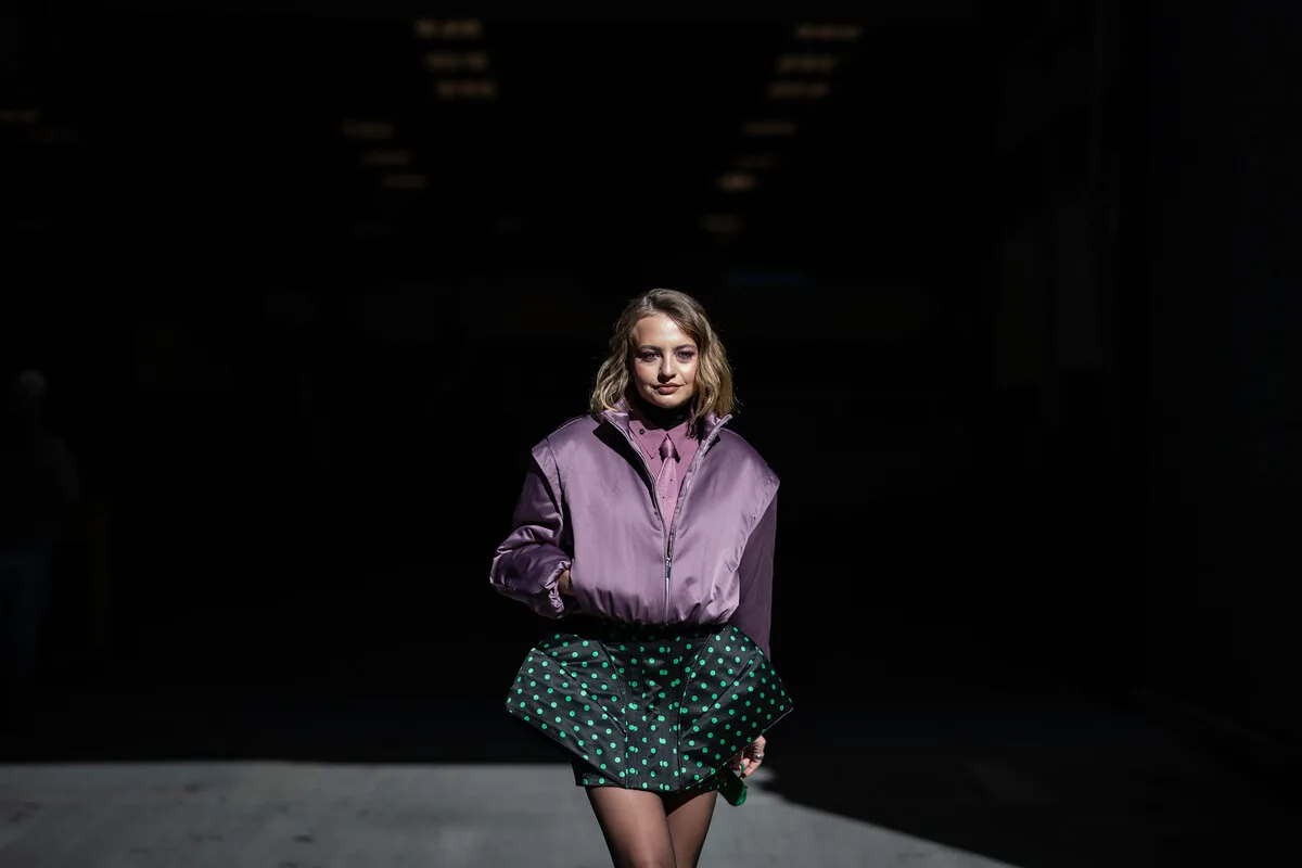 Rynek fast fashion wartość do 2032 roku. Modelka w nowoczesnej stylizacji prezentująca odważne połączenie kolorów i fasonów – charakterystyczne dla fast fashion. Szybkie reagowanie na trendy i krótkie cykle produkcji są kluczowe dla wzrostu branży modowej. Zdjęcie oddaje dynamikę i kreatywność, które napędzają globalny rynek fast fashion.