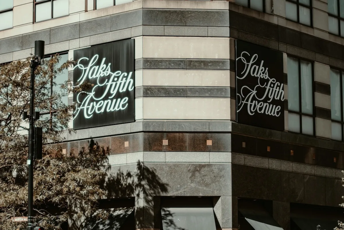 Budynek domu towarowego Saks Fifth Avenue – symbol luksusowego retailu, który znalazł się w centrum restrukturyzacji Saks Global. Firma stara się wyjść z procedury Chapter 11, wdrażając działania oszczędnościowe i optymalizując sieć sklepów.