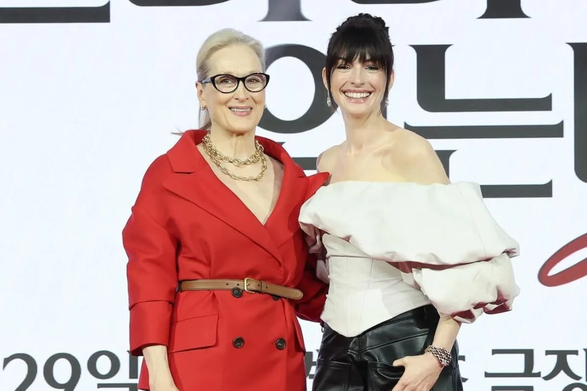 Światowa premiera "Diabeł ubiera się u Prady 2" transmisja, gdzie oglądać na żywo,. Dwie aktorki pozują razem na czerwonym dywanie podczas wydarzenia promującego „Diabeł ubiera się u Prady 2”. Ich stylizacje przyciągają uwagę fanów, którzy dziś mogą śledzić światową premierę filmu także w transmisji na żywo.