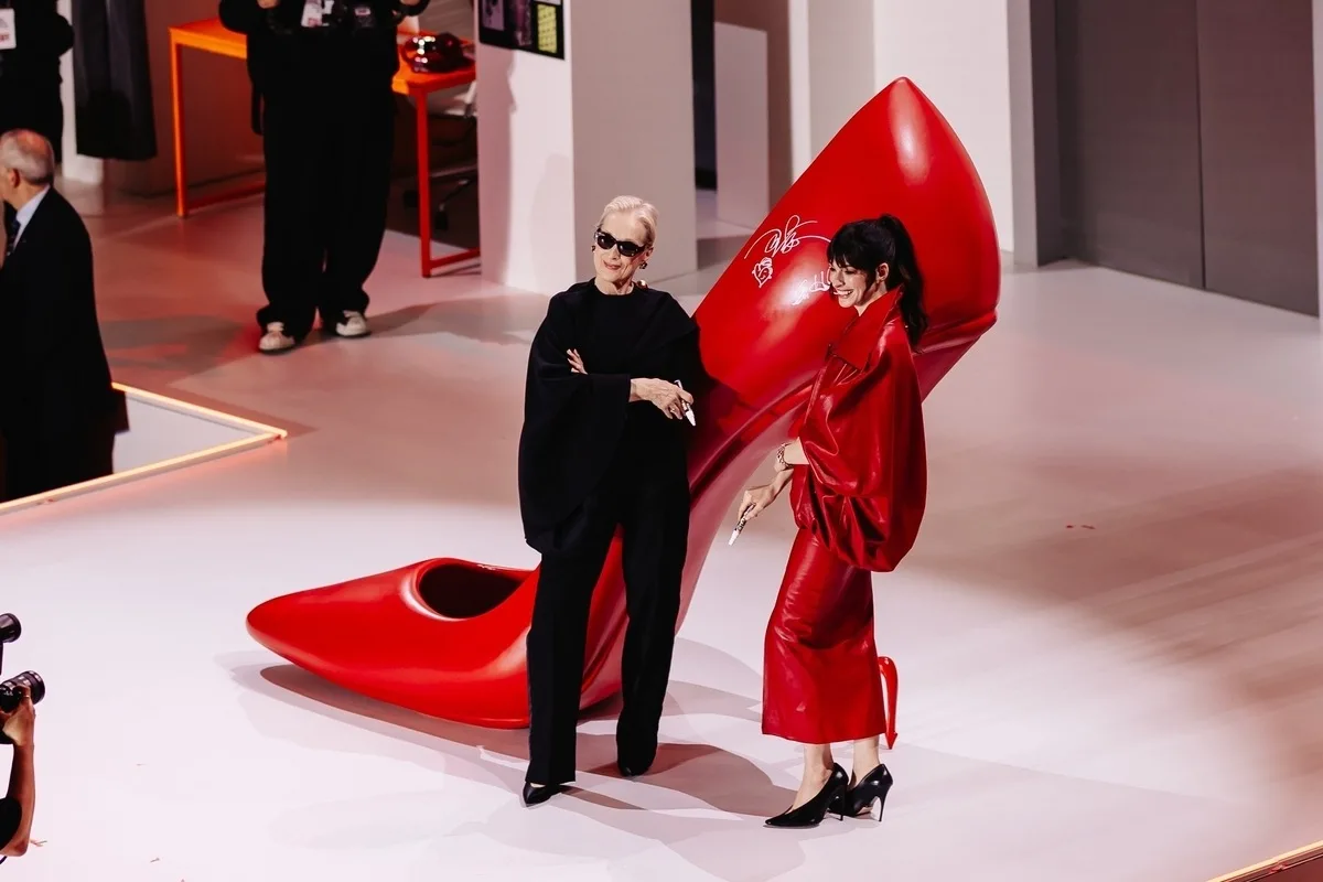 Gwiazdy pozują na czerwonym dywanie podczas światowej premiery „Diabeł ubiera się u Prady 2” w Nowym Jorku. Wydarzenie jest częścią globalnej transmisji na żywo, dzięki której widzowie mogą śledzić kulisy i wejścia celebrytów w czasie rzeczywistym.