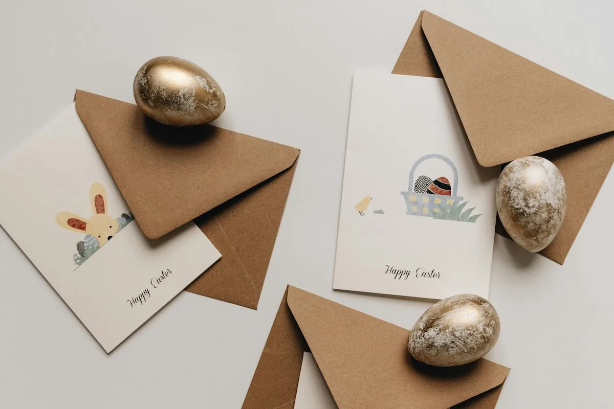 kartki wielkanocne z kopertami i złotymi pisankami, eleganckie życzenia wielkanocne dla pracowników