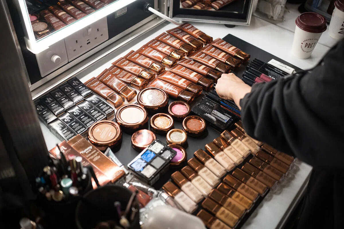 Wojna a branża beauty. Stoisko z kosmetykami do makijażu przygotowywane do sprzedaży – widoczne produkty i opakowania podkreślają znaczenie komponentów w branży beauty. Rosnące koszty surowców i logistyki wpływają na dostępność i ceny takich produktów.