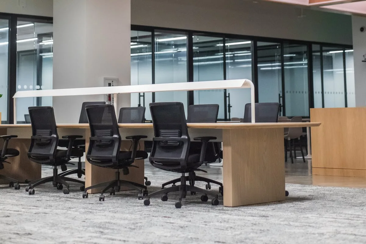 Widok na puste, nowoczesne biuro typu open space w Warszawie we wtorek po Wielkanocy 2026, sugerujący dzień wolny od pracy.