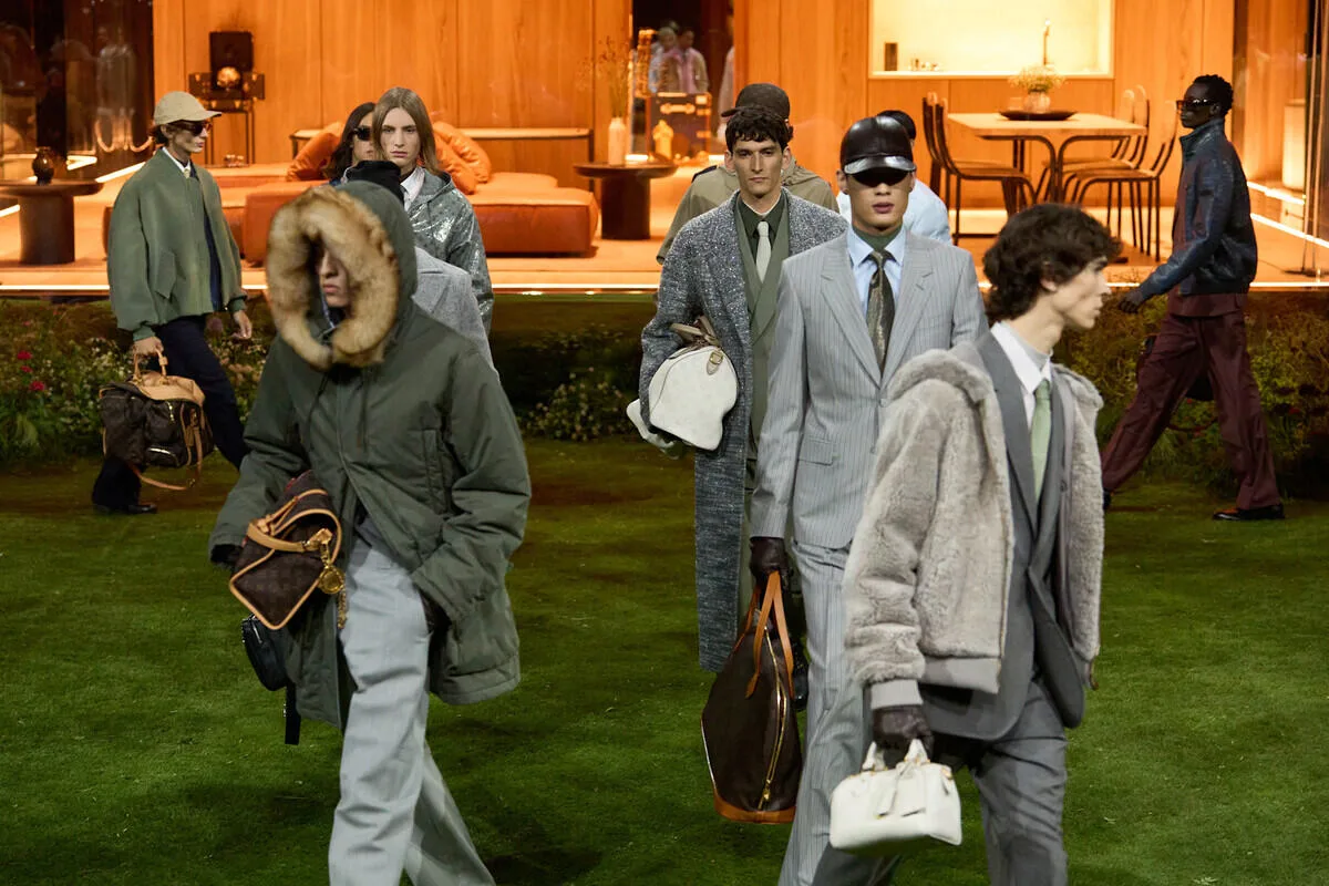 Modele prezentują kolekcję luksusowej mody podczas pokazu, reprezentując segment fashion & leather goods LVMH. Zdjęcie oddaje charakter branży, która w 2026 roku mierzy się ze spowolnieniem popytu i presją makroekonomiczną.