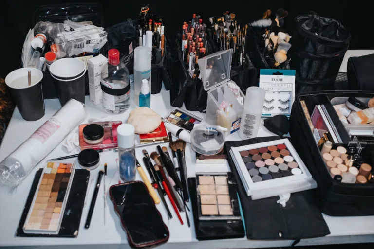 Profesjonalne stanowisko makijażowe z szerokim wyborem kosmetyków i akcesoriów. Rosnące koszty produkcji i transportu przekładają się na wyższe ceny produktów używanych przez makijażystów. Wzrost cen kosmetyków w 2026 roku może wpłynąć także na ceny usług beauty.