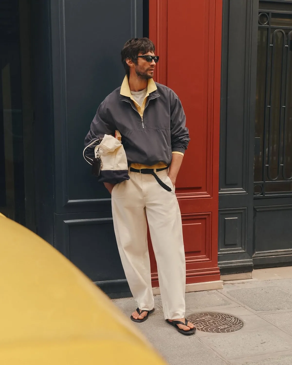 Stylizacja Zara Man w miejskim wydaniu – nowoczesne, casualowe zestawienie wpisujące się w butikowy kierunek i rozwój konceptu marki w Europie i USA.