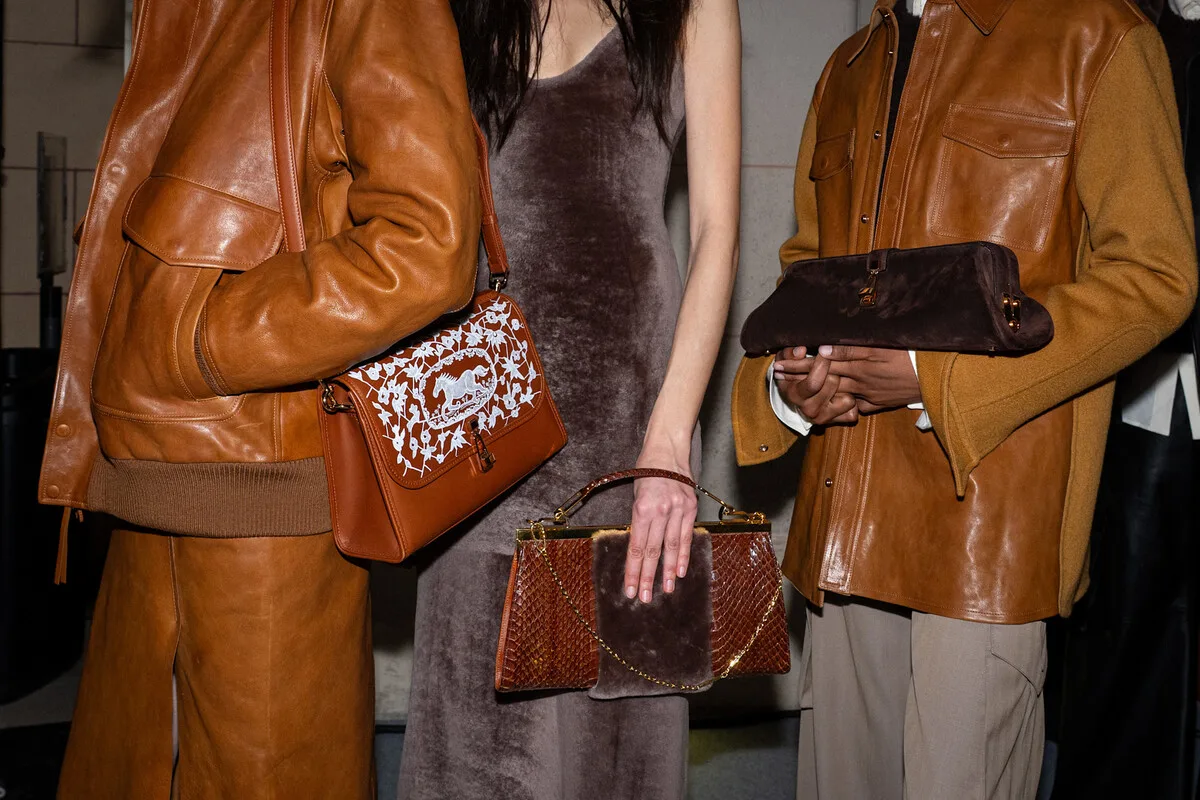 Luksusowe skórzane torebki prezentowane na modelach jako przykład wysokiej jakości rzemiosła w modzie. Za ich wykonaniem stoją doświadczeni rzemieślnicy, których praca staje się coraz lepiej wynagradzana wraz rosnącym zapotrzebowaniem rynku.