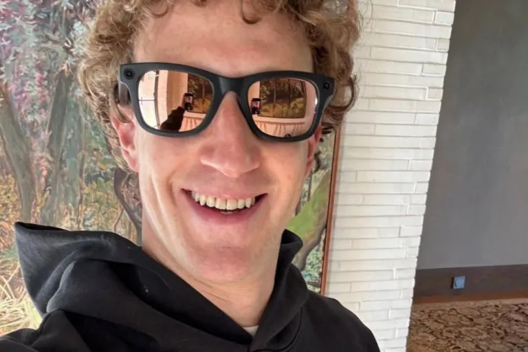 Zwolnienia Meta 2026. Mark Zuckerberg w casualowym wydaniu – selfie w okularach przeciwsłonecznych i bluzie. Szef Meta Platforms odpowiada za strategię firmy, która obejmuje zwolnienia i rozwój sztucznej inteligencji.
