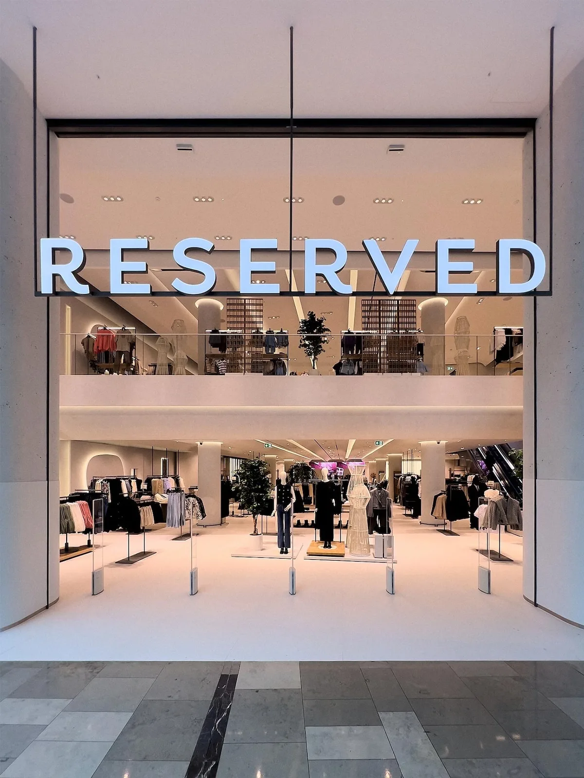 Nowoczesny salon Reserved prezentuje minimalistyczny koncept sklepu należącego do grupy LPP – właściciela marek Reserved, Sinsay, House i Cropp. Firma mimo słabszego początku 2026 roku kontynuuje intensywną ekspansję i rozwój sieci sprzedaży w Europie. Wyniki finansowe LPP pokazują, że grupa nadal stawia na skalę oraz inwestycje w nowe sklepy i segment fashion retail.