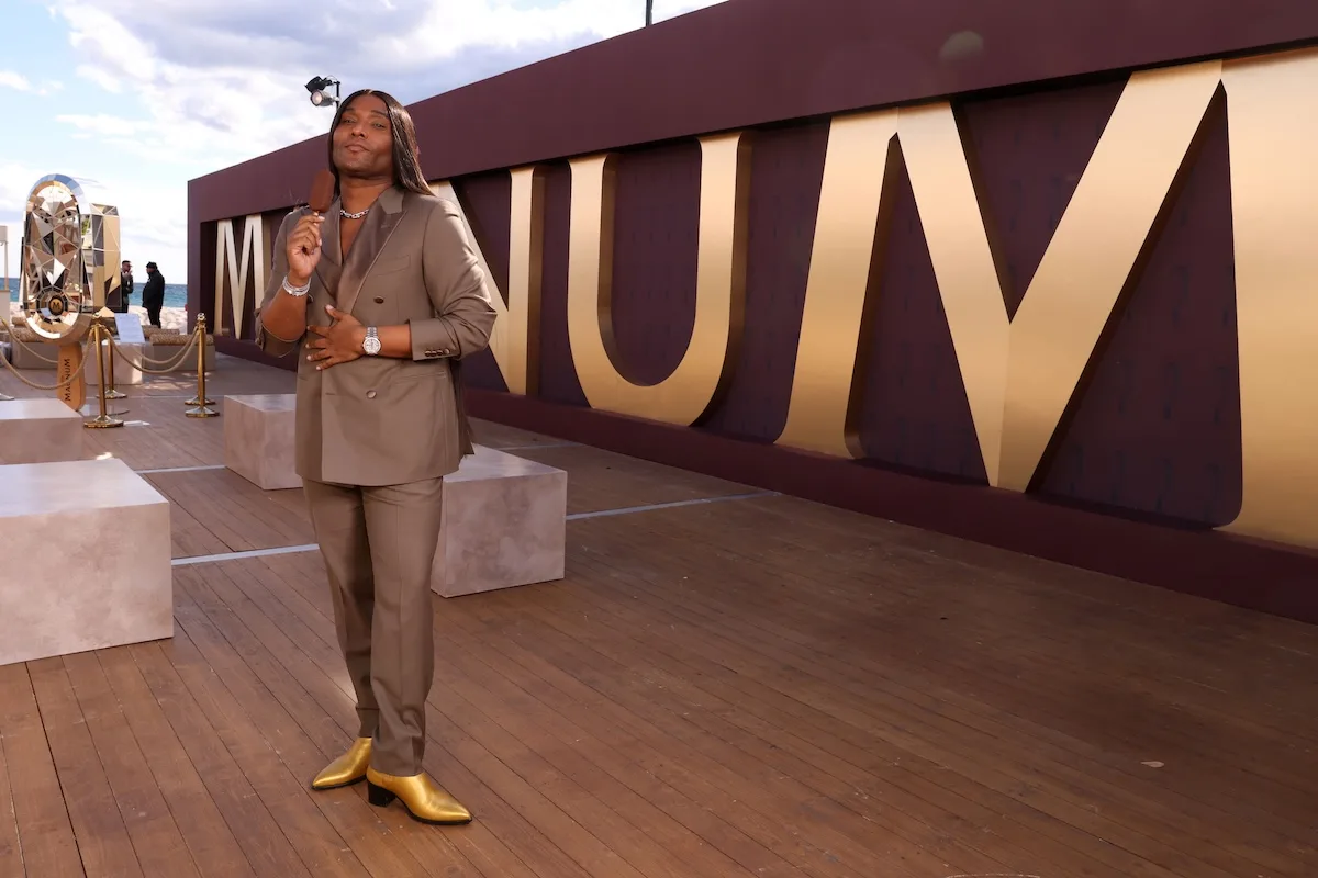 Law Roach pozuje z lodem Magnum przed sceną House of Magnum na festiwalu w Cannes.