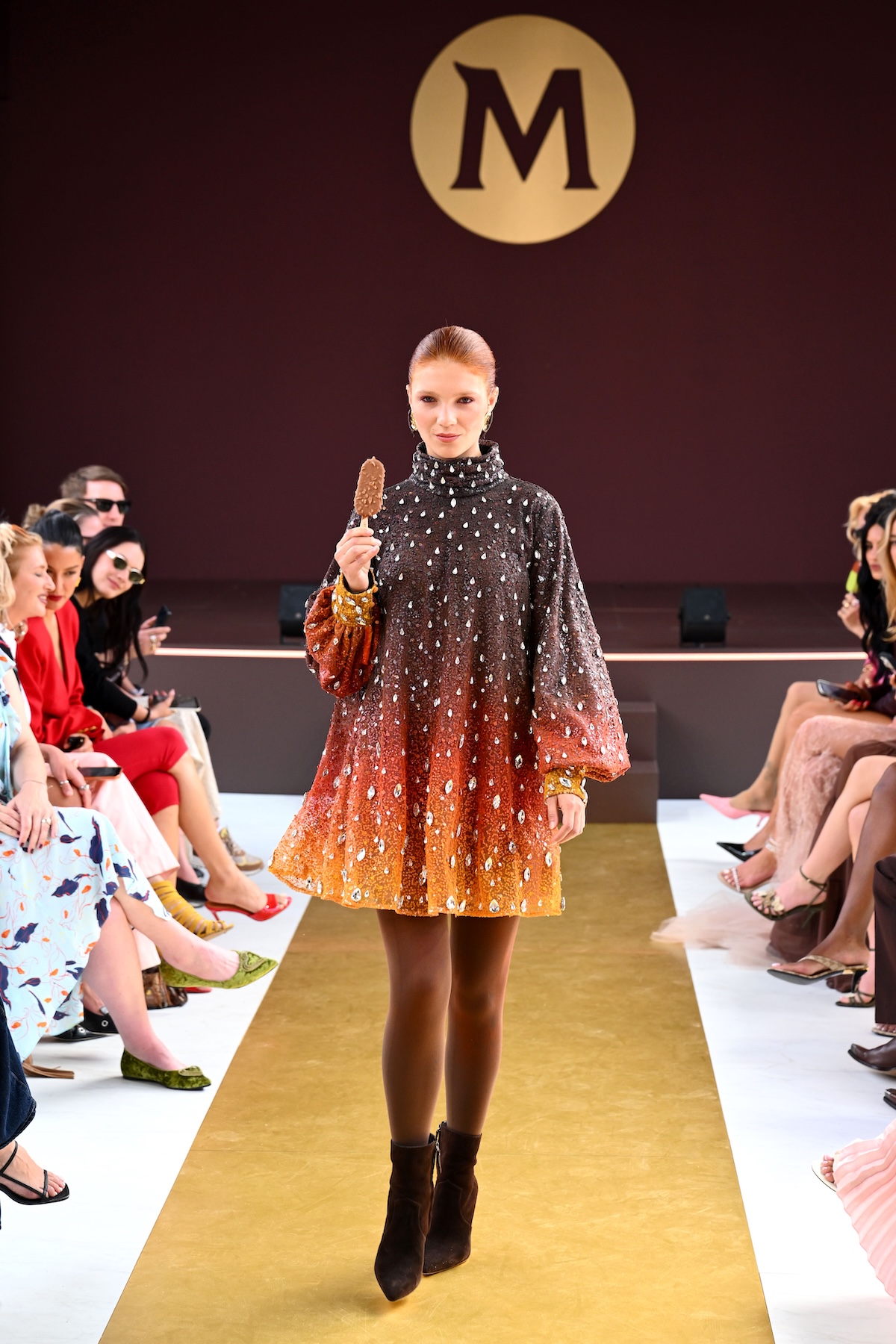 Modelka prezentuje błyszczącą suknię couture inspirowaną Magnum La Pistache podczas pokazu House of Magnum.