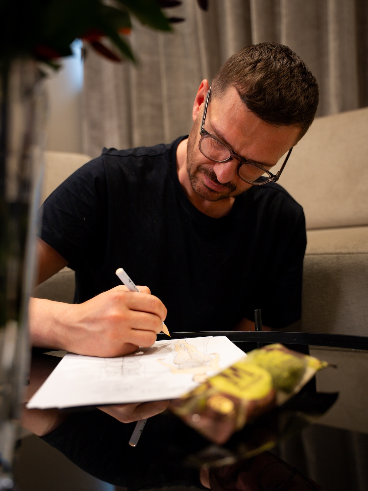 Projektant Maciej Zień szkicuje projekt sukni inspirowanej Magnum podczas przygotowań do pokazu w Cannes.