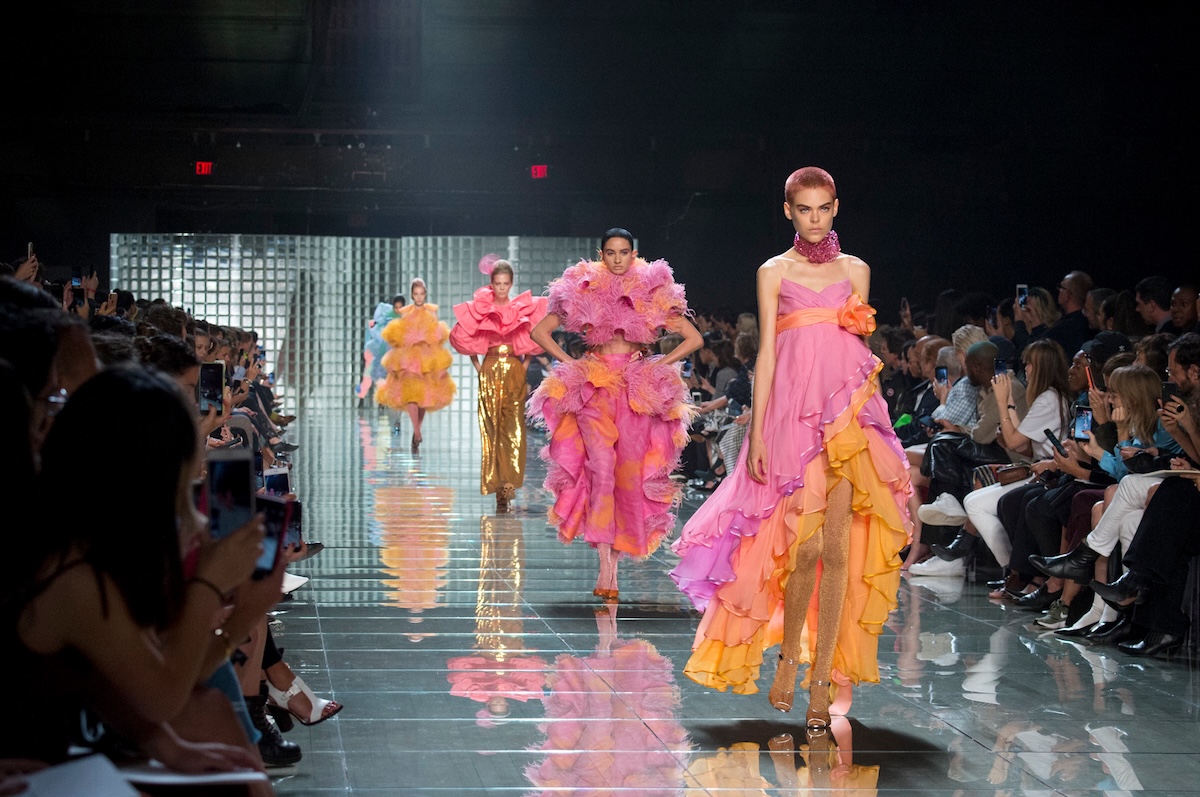 LVMH sprzeda część marek. Pokaz Marc Jacobs podczas tygodnia mody w Nowym Jorku. Marka ponownie znalazła się w centrum spekulacji dotyczących możliwej sprzedaży przez LVMH.