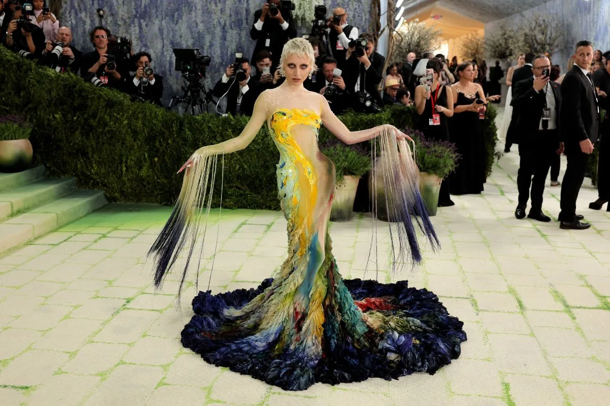 Met Gala 2026 inspiracje sztuką. Stylizacja Emmy Chamberlain na Met Gali 2026 inspirowana malarstwem i bogatą fakturą barw. Kreacja przypomina żywy obraz i wpisuje się w motyw „Fashion is Art”.