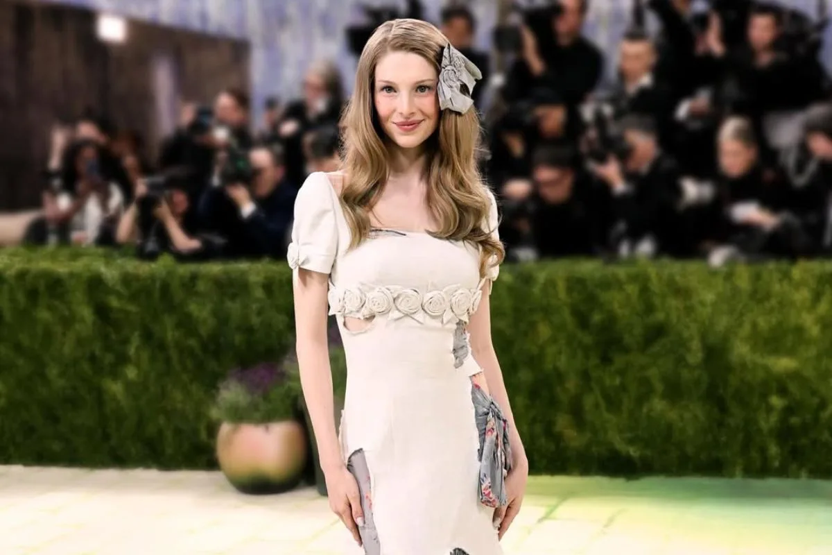 Met Gala 2026 luksusowe marki. Jedna z gwiazd na czerwonym dywanie Met Gali 2026 w stylizacji luksusowej marki. Wydarzenie pokazało, które domy mody ubrały najwięcej celebrytów i zdominowały tegoroczny ranking.