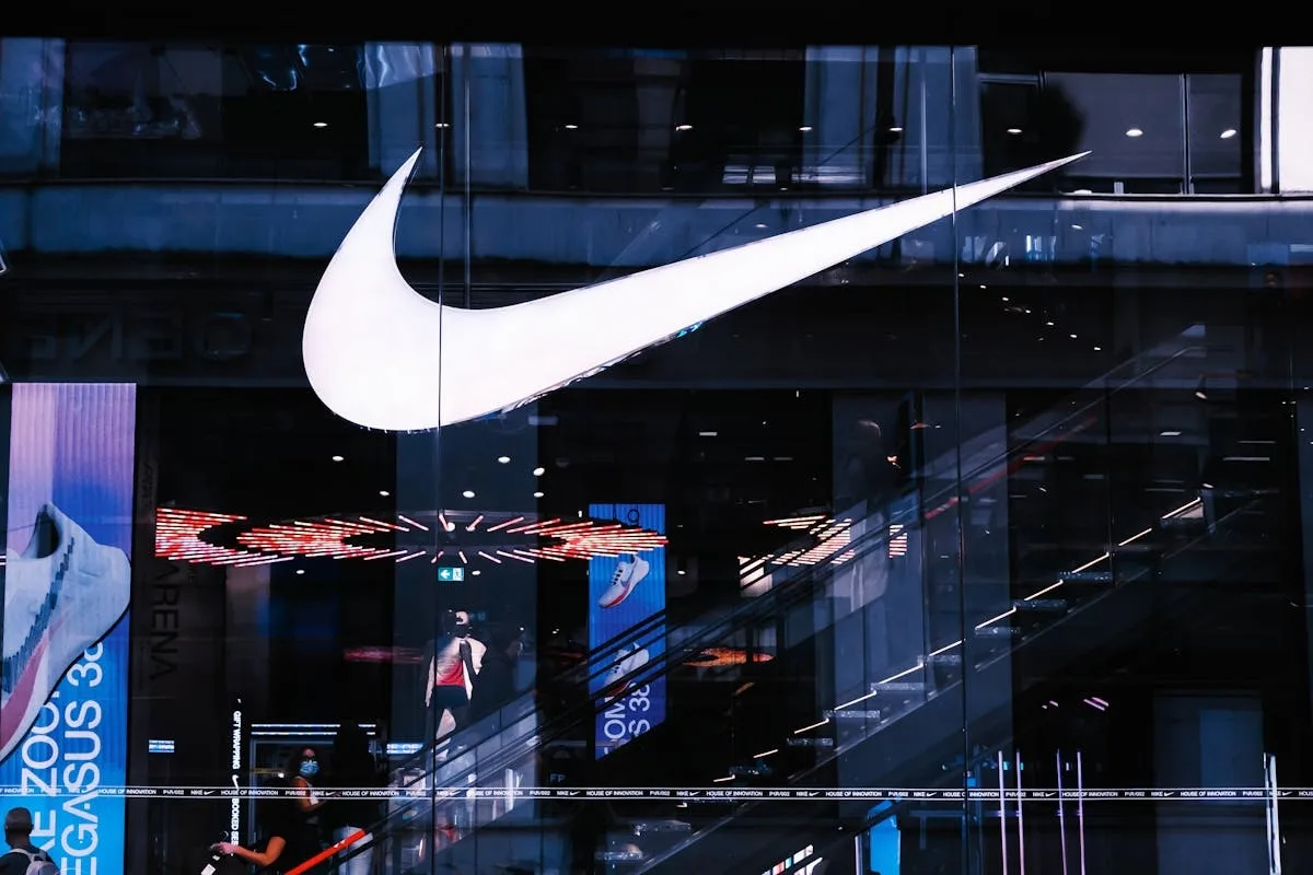 Logo Nike na witrynie sklepu marki. Amerykański gigant reorganizuje swoje europejskie i technologiczne struktury, koncentrując działalność wokół głównych hubów operacyjnych.