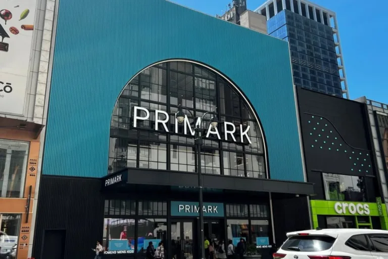 Flagowy sklep Primark w centrum Manhattanu stał się jednym z najgłośniejszych otwarć retailowych ostatnich miesięcy w Nowym Jorku. Marka rozwija swoją obecność w USA, konkurując z sieciami takimi jak Zara czy H&M.