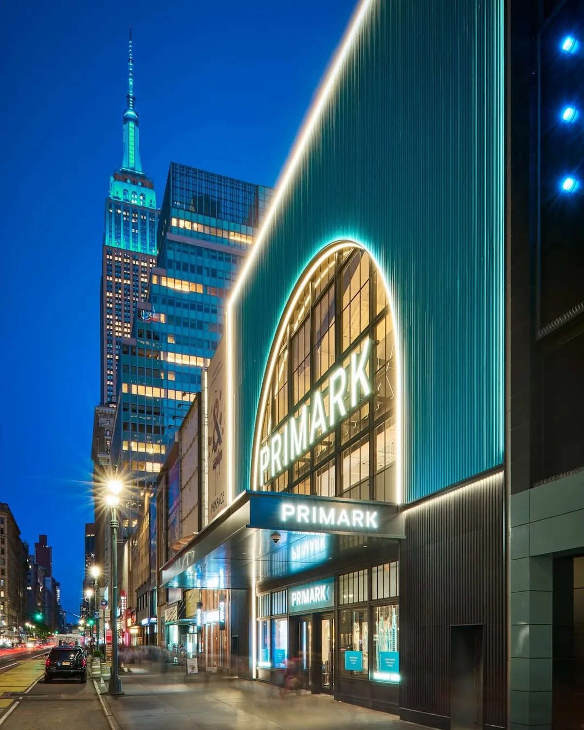 Nowy sklep Primark przy 34th Street na Manhattanie podświetlony charakterystycznym turkusowym brandingiem marki. Otwarcie lokalu przy Herald Square przyciągnęło tysiące klientów już od wczesnych godzin porannych.