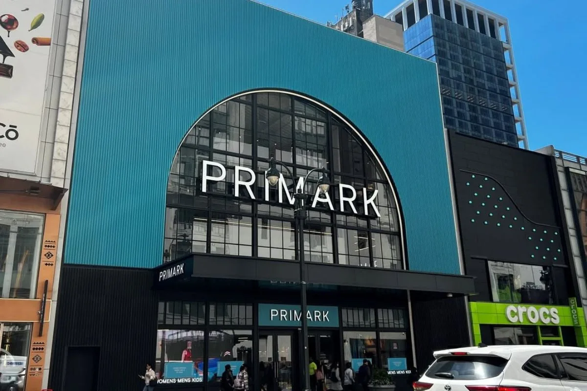 Flagowy sklep Primark w centrum Manhattanu stał się jednym z najgłośniejszych otwarć retailowych ostatnich miesięcy w Nowym Jorku. Marka rozwija swoją obecność w USA, konkurując z sieciami takimi jak Zara czy H&M.