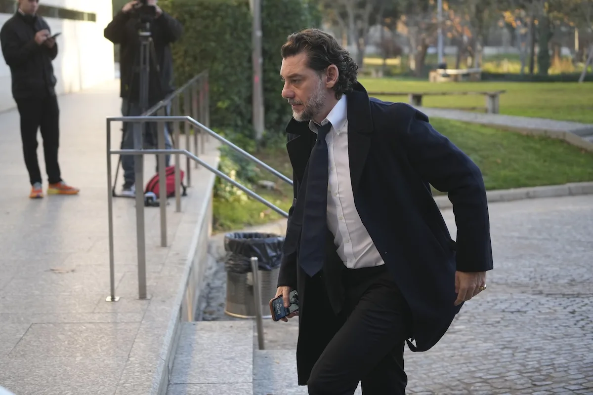 Jonathan Andic, syn założyciela Mango, przed budynkiem sądu w Hiszpanii. Mężczyzna został zatrzymany w związku ze śledztwem dotyczącym śmierci Isaka Andica.