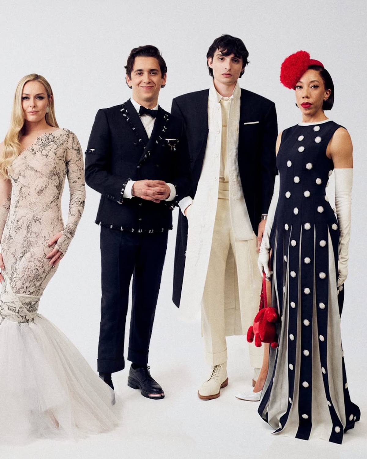 Celebryci w stylizacjach Thom Browne podczas przygotowań do Met Gali 2026. Konceptualne projekty marki idealnie wpisały się w temat „Fashion Is Art” i były jednymi z najczęściej komentowanych looków wieczoru.