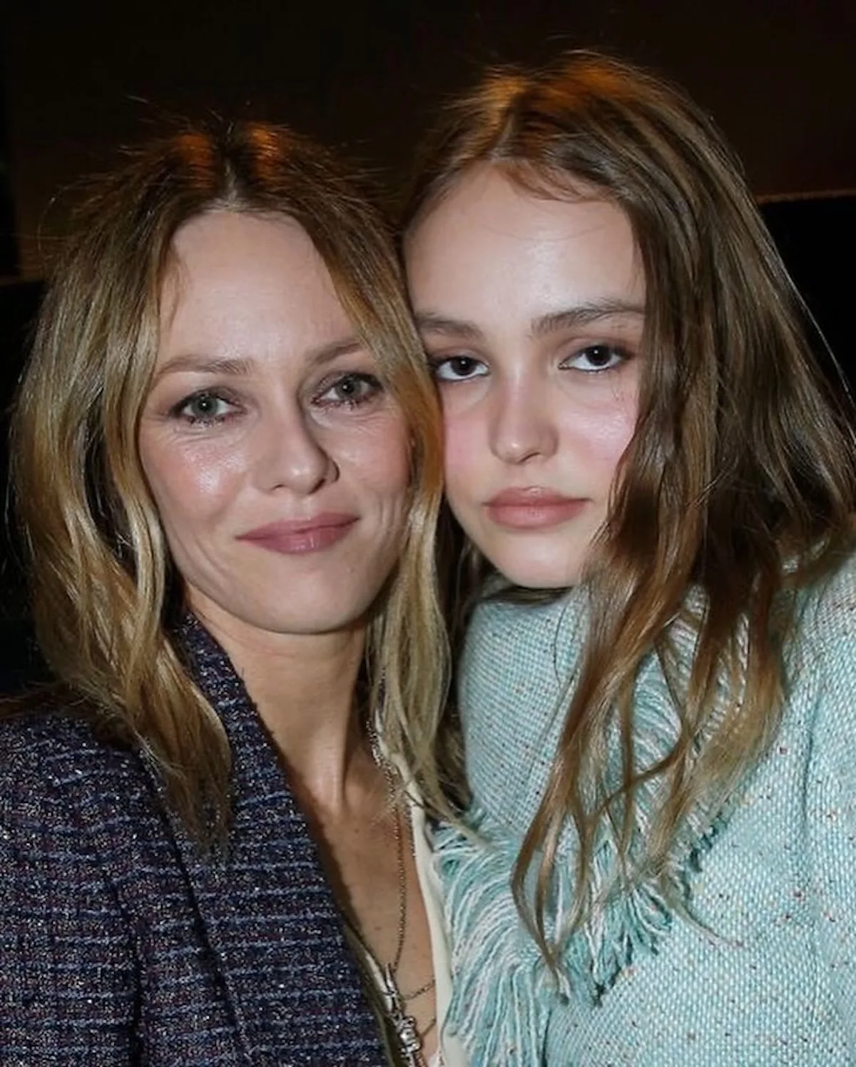 Vanessa Paradis i Lily-Rose Depp pozują razem do zbliżeniowego zdjęcia. Matka i córka są związane zarówno ze światem mody, jak i kina oraz popkultury.