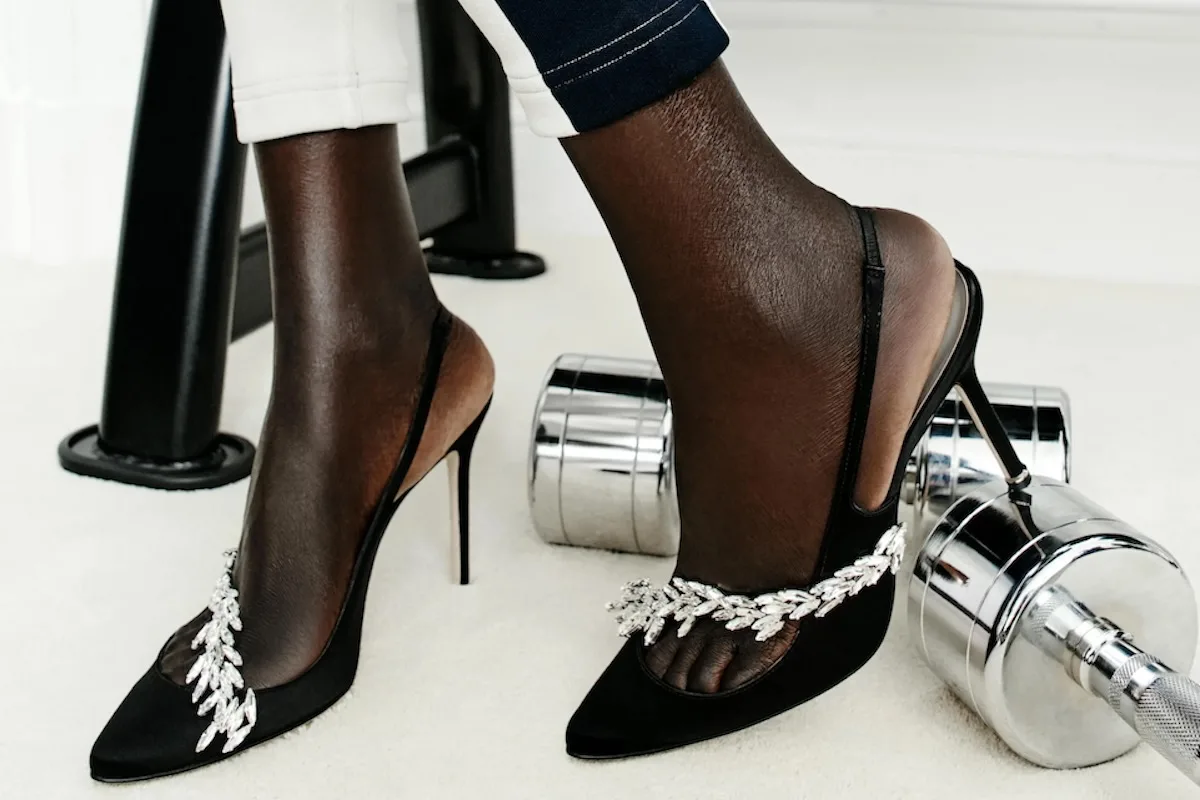 Zbliżenie na czarne szpilki zdobione kryształkami ze współpracy Balenciaga x Manolo Blahnik