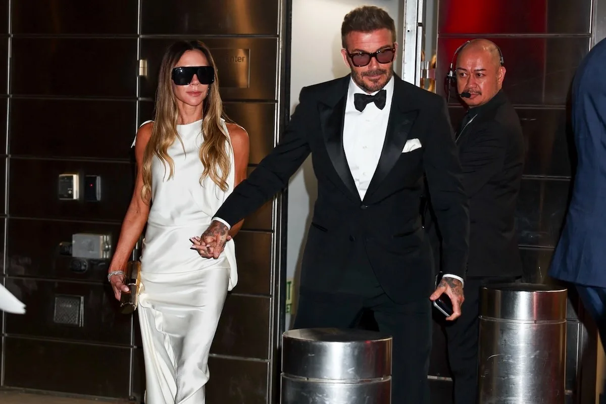 Victoria I David Beckham w eleganckich strojach trzymający się za rękę. Beckhamowie trafili właśnie do grona brytyjskich miliarderów 2026.