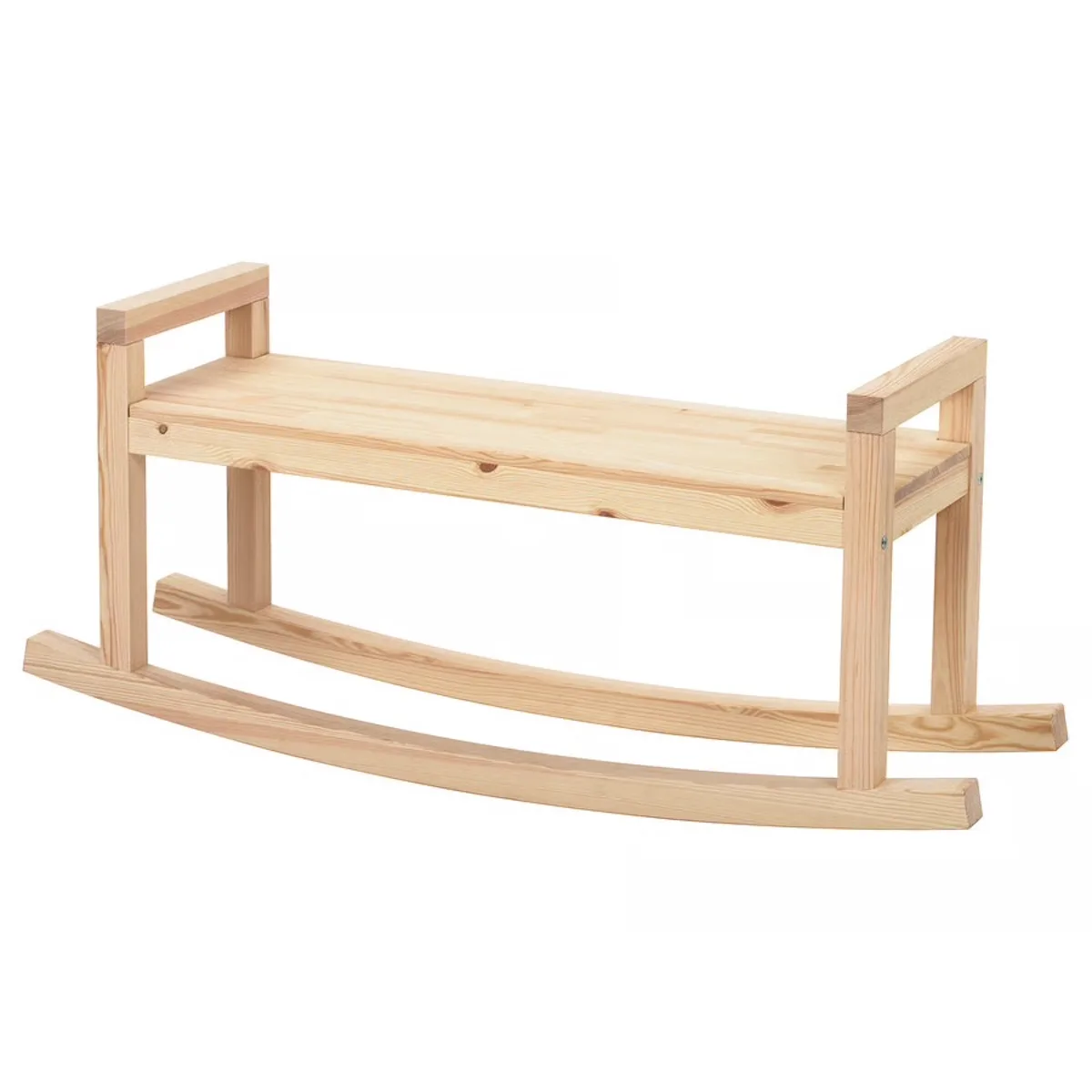 Bujana ławka z litego drewna sosnowego zaprojektowana przez Martę Krupińską dla kolekcji IKEA PS 2026. Mebel ma delikatnie kołysać się na boki i łączyć funkcjonalność z zabawą formą.