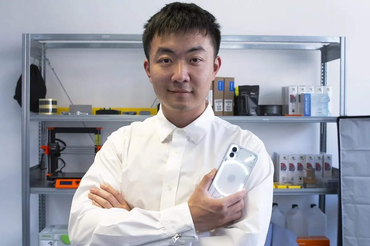 Carl Pei, 36-latek ze Sztokholmu, założyciel start-upu Nothing. Firma ma konkurować z Apple. Na zdjęciu Carl Pei z telefonem Nothing w dłoni.