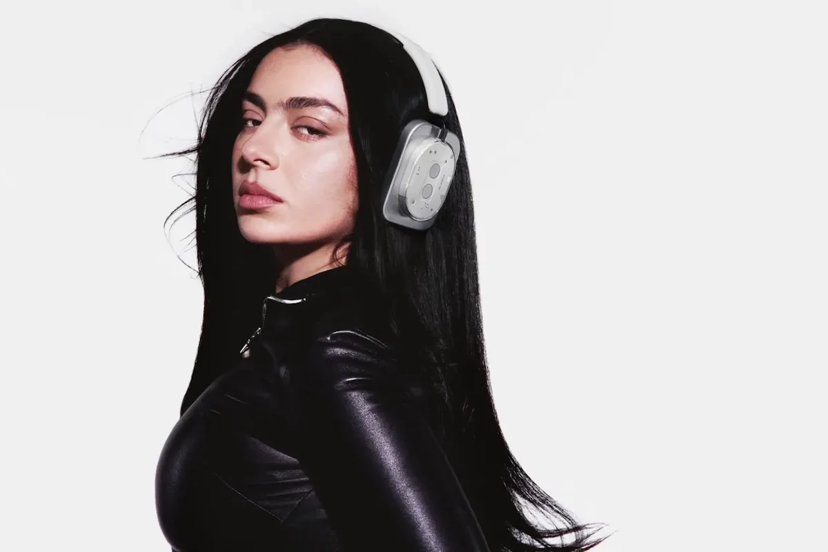 Charli XCX ambasadorką i inwestorką Nothing. Na zdjęciu widoczna kampania Nothing z Charli XCX w dużych nausznych słuchawkach marki.