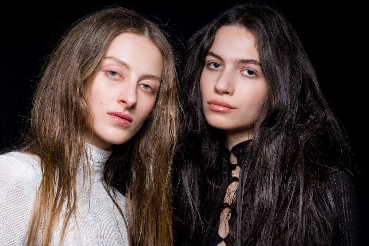 Nie będzie nowego giganta beauty. Estee Lauder i Puig przerywają rozmowy. Na zdjęciu zbliżenie na modelki po pokazie Gabriella Hearst.