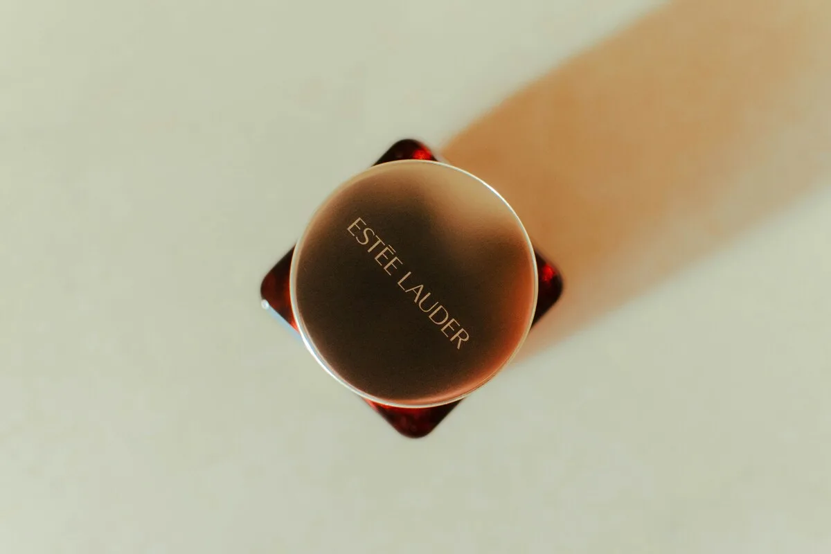 Estée Lauder zwolnienia 2026. Kosmetyk marki Estée Lauder sfotografowany na minimalistycznym tle. Firma ogłosiła globalną restrukturyzację i planuje zwolnić nawet 10 tys. pracowników na świecie.