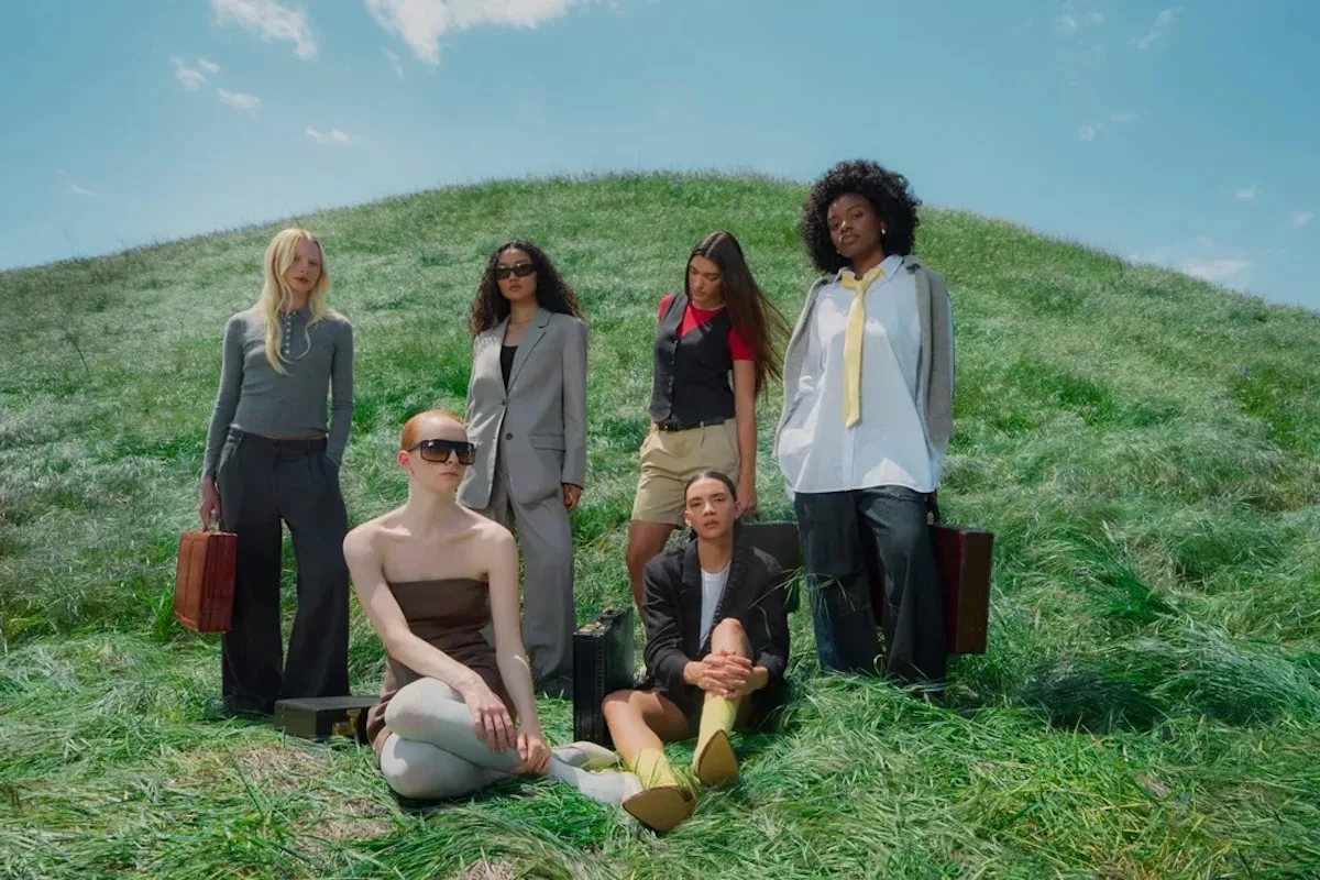 Modele w minimalistycznych stylizacjach Everlane podczas kampanii marki promującej nowoczesną modę premium i quiet luxury