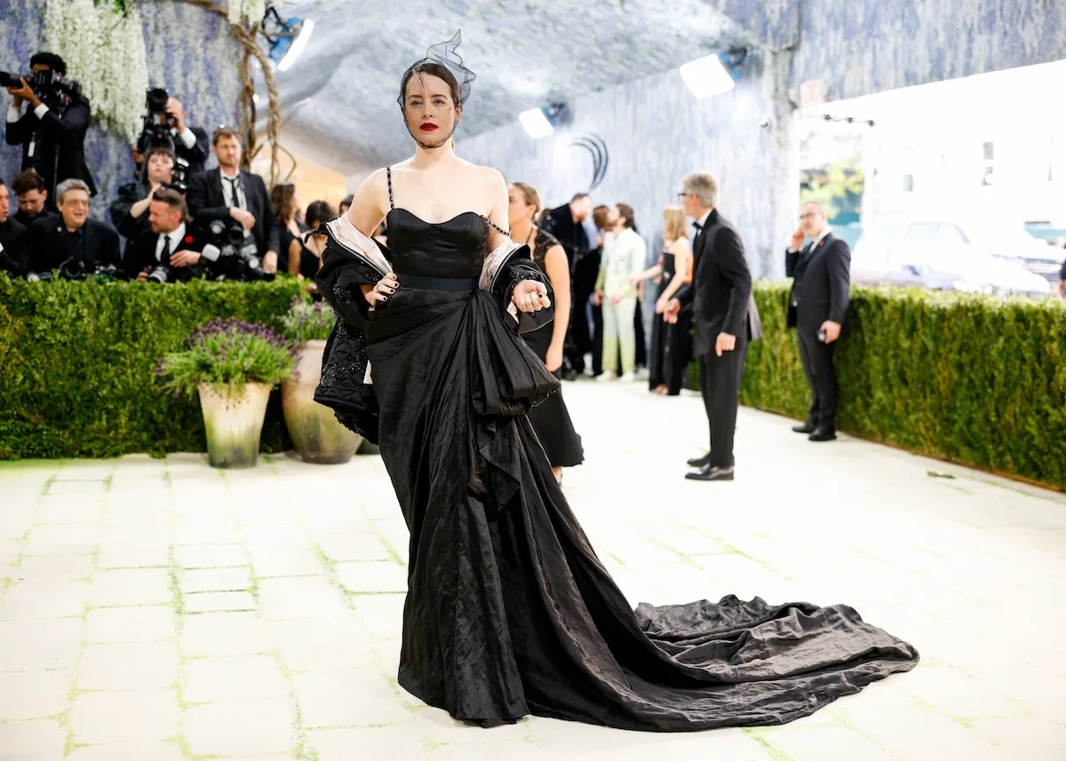 Stylizacja Claire Foy na Met Gali 2026 inspirowana portretem „Madame X”. Czarna suknia z odsłoniętymi ramionami i wyraźną linią dekoltu nawiązuje do klasyki malarstwa XIX wieku, wpisując się w motyw „Fashion is Art”.