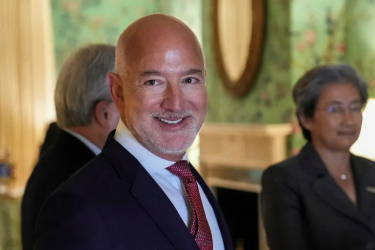 Jeff Bezos Met Gala 2026. Elegancko ubrany mężczyzna w garniturze podczas zamkniętego, ekskluzywnego spotkania, co przywodzi na myśl kulisy elitarnych wydarzeń pokroju Met Gali. Kadr podkreśla świat wpływów, luksusu i decyzji podejmowanych poza światłem reflektorów. Zdjęcie symbolicznie wpisuje się w dyskusję o rosnącej roli najbogatszych w kształtowaniu kultury i prestiżowych wydarzeń.