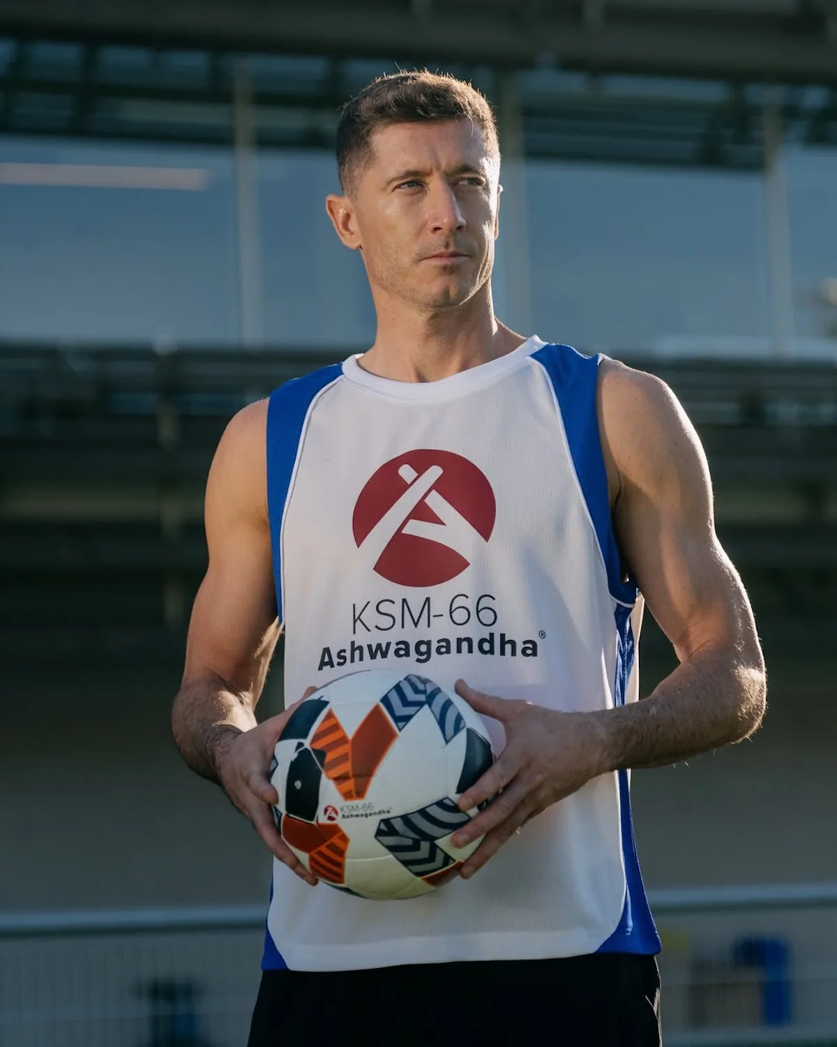 Robert Lewandowski w kampanii marki KSM-66 Ashwagandha, której został globalnym ambasadorem w 2025 roku. Współpraca wpisuje się w rosnący trend wellness i longevity wśród sportowców oraz marek premium.