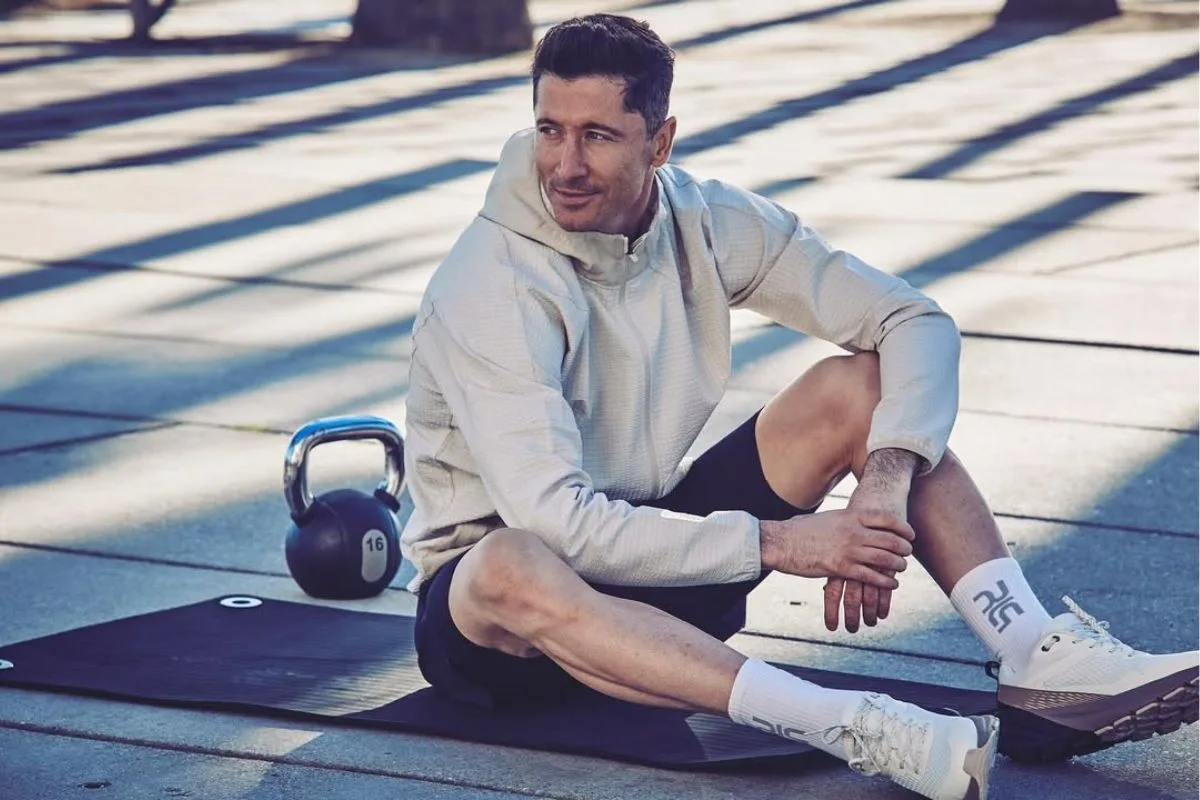 Kontrakty reklamowe Lewandowskiego. Robert Lewandowski w sportowej stylizacji podczas kampanii reklamowej marki 4F. Piłkarz należy do grona sportowców posiadających najgłośniejsze kontrakty reklamowe w Polsce i współpracuje z markami premium, lifestyle oraz wellness.