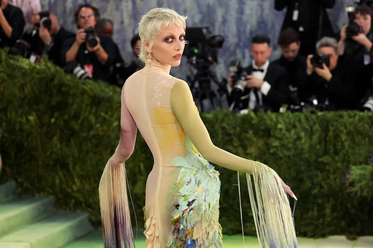 Met Gala 2026: Emma Chamberlain na czerwonym dywanie.