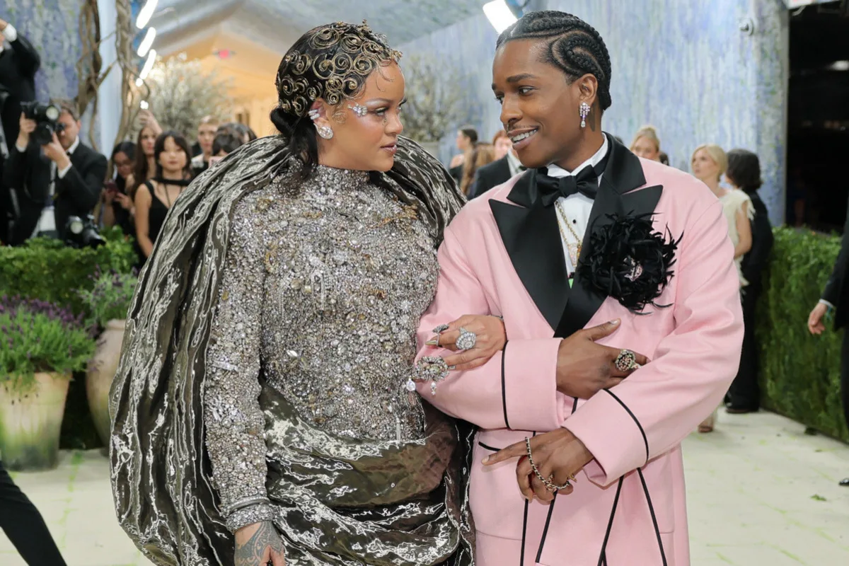 Rihanna i A$AP Rocky pojawili się na Met Gali 2026 w kreacjach przyciągających uwagę fotografów i mediów z całego świata. Tegoroczna edycja wydarzenia przeszła do historii dzięki rekordowej kwocie 42 mln dolarów zebranych dla Costume Institute.