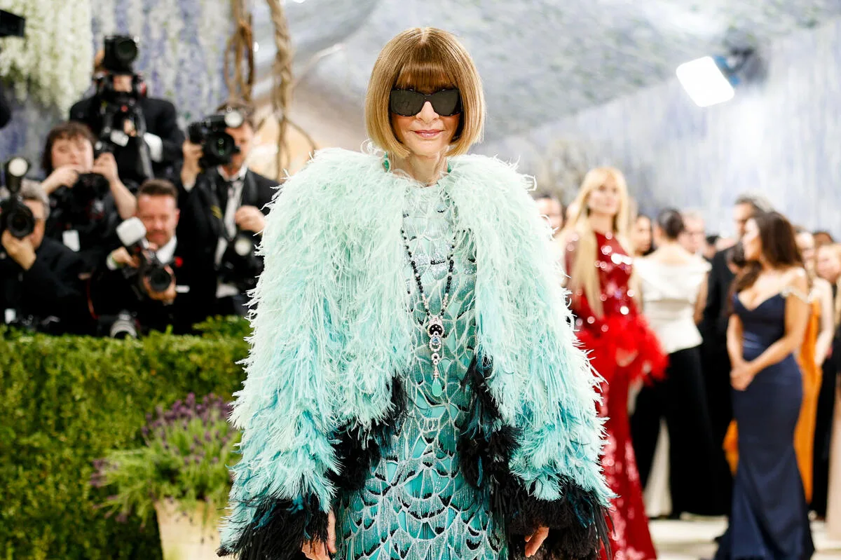 Ile zebrała Met Gala 2026? Rekord. Anna Wintour podczas Met Gali pozuje na czerwonym dywanie w bogato zdobionej sukni i charakterystycznych ciemnych okularach. Szefowa Vogue’a pojawiła się na wydarzeniu, które w 2026 roku zebrało rekordowe 42 mln dolarów dla Costume Institute.