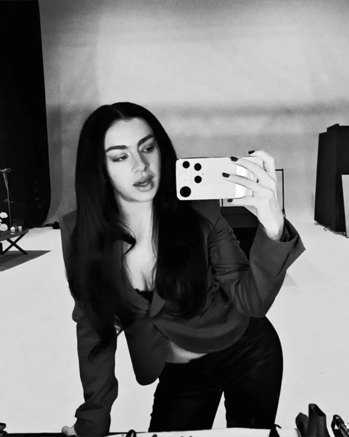 Charli XCX została ambasadorką i inwestorką Nothing. Na zdjęciu brytyjska gwiazda robi selfie do lustra telefonem Nothing.