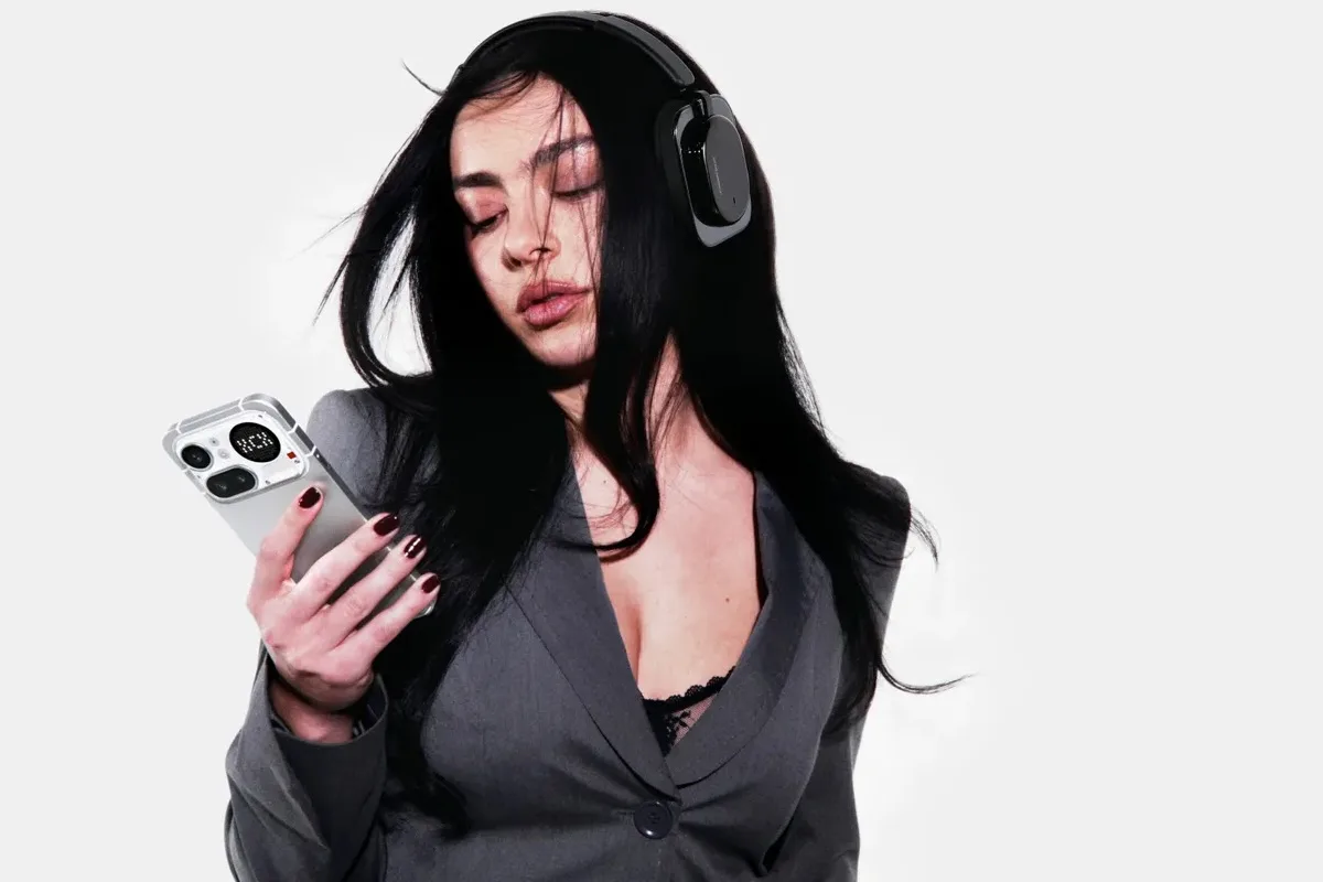 Nothing wybrało Charli XCX na ambasadorkę. Brytyjka jest też udziałowcem. 
