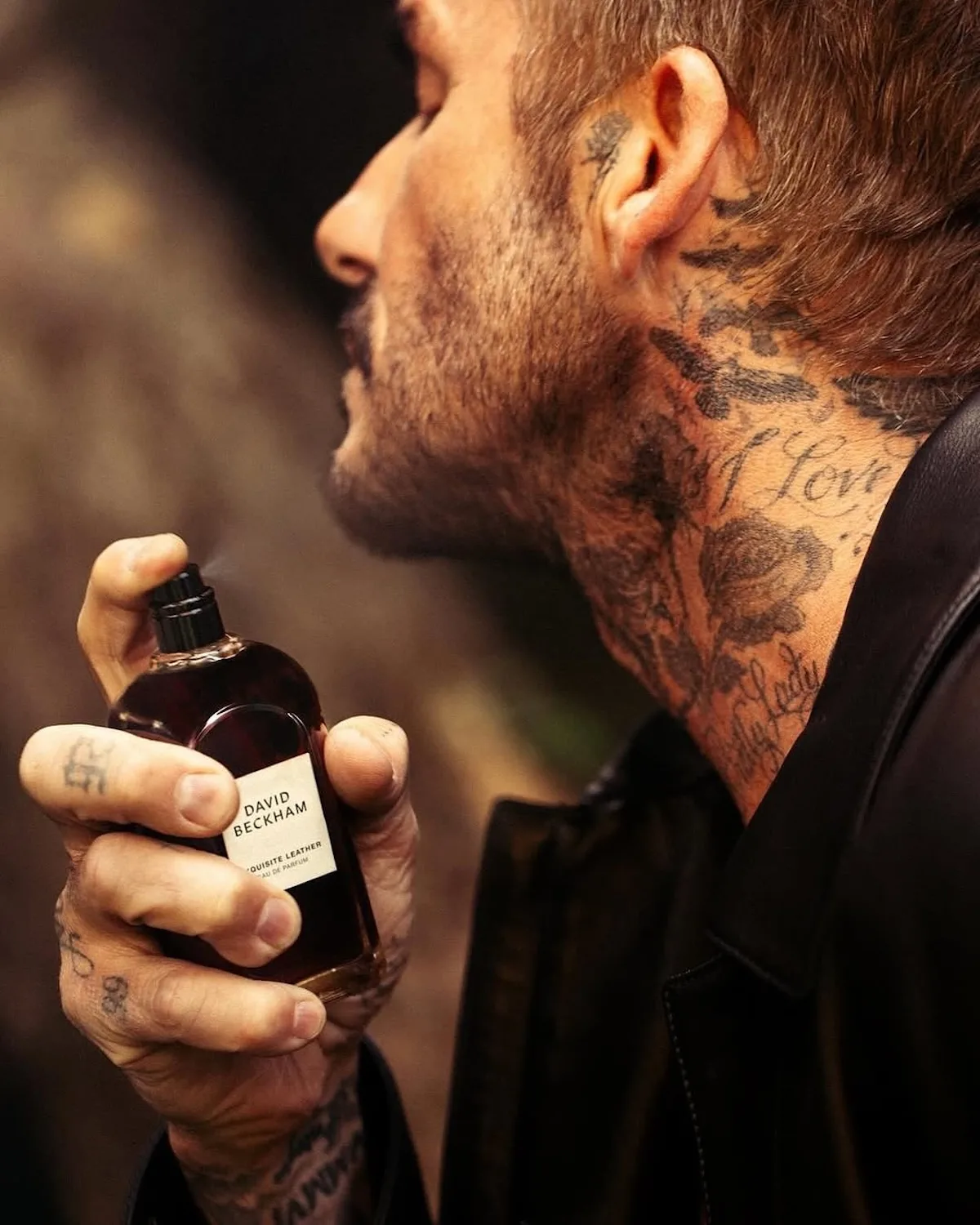 David Beckham prezentuje perfumy sygnowane swoim nazwiskiem. Były piłkarz pozwał Coty w sporze dotyczącym dystrybucji i wizerunku marki premium.
