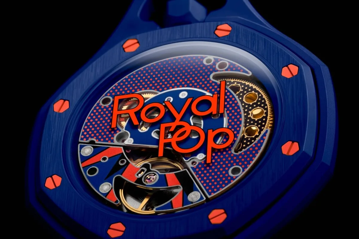 Zbliżenie na tarczę Swatch x Audemars Piguet Royal Pop w granatowo-pomarańczowej kolorystyce z charakterystycznym wzorem inspirowanym Royal Oak.