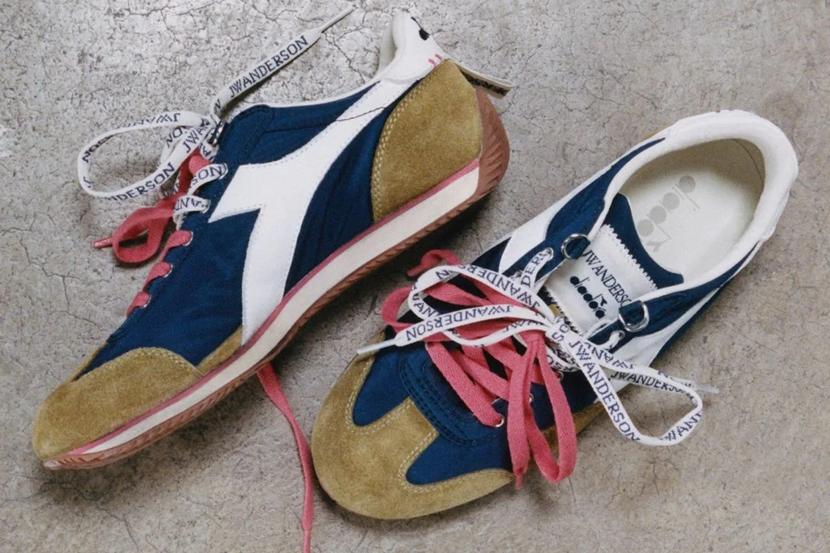 Sneakersy JW Anderson x Diadora Equipe w kolorystyce Navy Peony inspirowanej klasycznym obuwiem biegowym z lat 70. Model wyróżnia się zamszowymi panelami, kontrastowymi sznurowadłami i detalami premium charakterystycznymi dla estetyki JW Anderson.