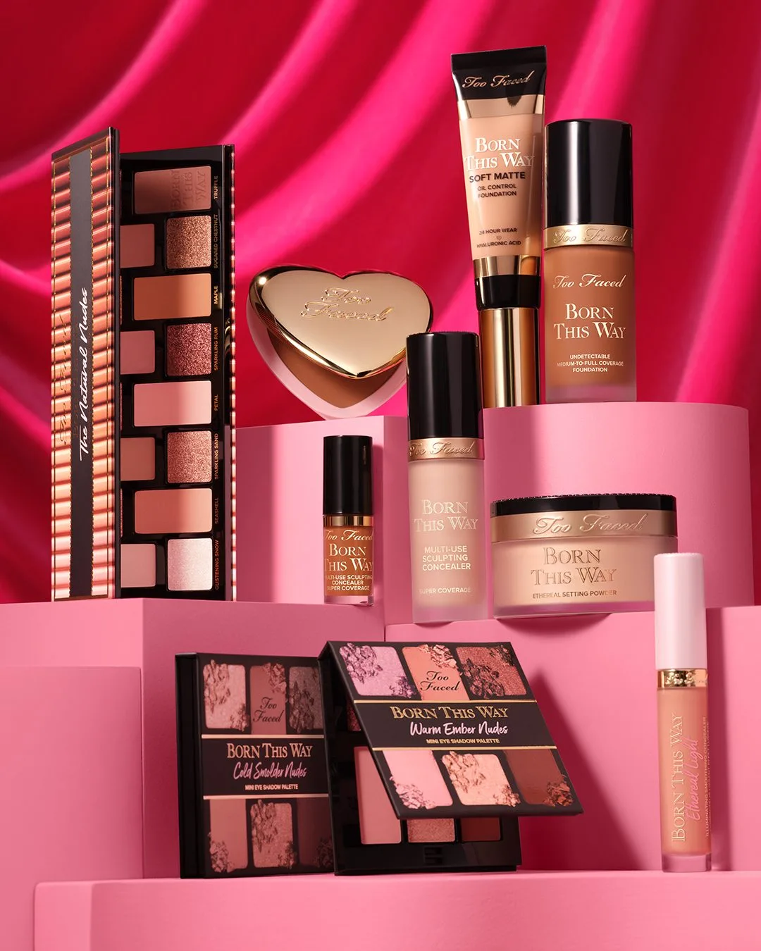 Na zdjęciu widać produkty Too Faced z popularnej serii Born This Way, obejmującej podkłady, korektory i palety do makijażu. Według medialnych doniesień Estée Lauder analizuje sprzedaż marki w ramach szerokiej restrukturyzacji swojego biznesu beauty.