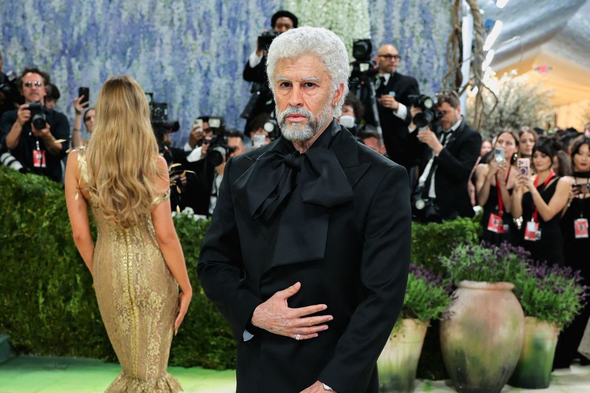 Zara Met Gala 2026. Bad Bunny na Met Gali 2026 w czarnym customowym looku Zary, z dużą kokardą pod szyją i postarzaną charakteryzacją. Zbliżenie podkreśla teatralny charakter stylizacji, która łączy klasyczną elegancję z performansem wpisanym w temat „Fashion is Art”.