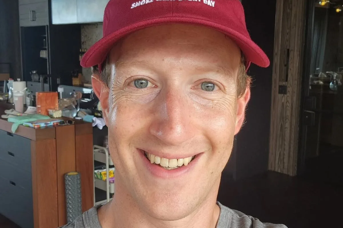 Zwolnienia w Meta 2026. Mark Zuckerberg, CEO Meta, podczas selfie opublikowanego w czasie globalnej reorganizacji i masowych zwolnień w firmie.